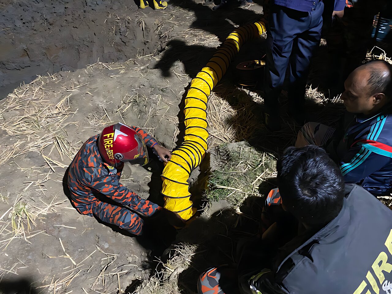 ৩৫ ফুট গভীর নলকূপের পাইপে ২ বছরের শিশু