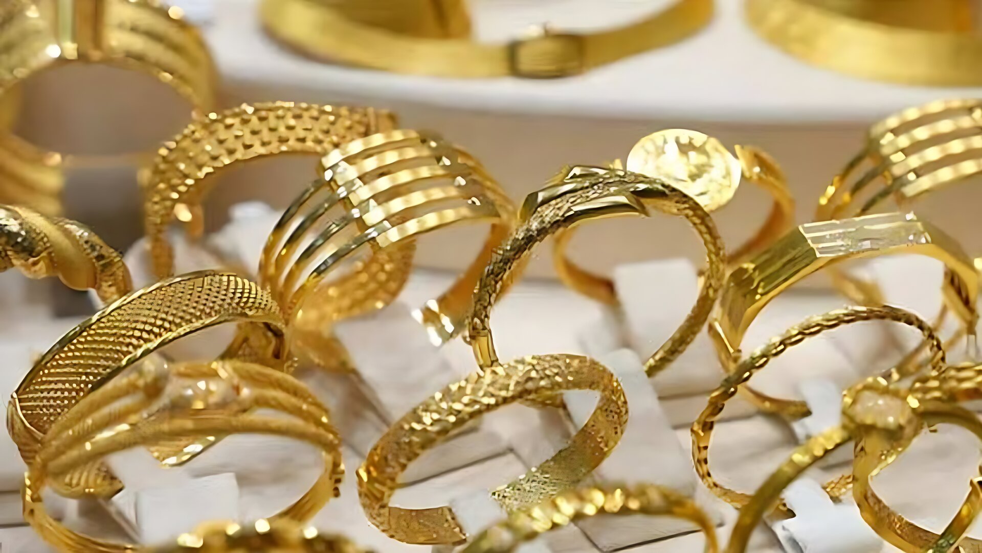 দেশের বাজারে ইতিহাসের সর্বোচ্চ দামে সোনা