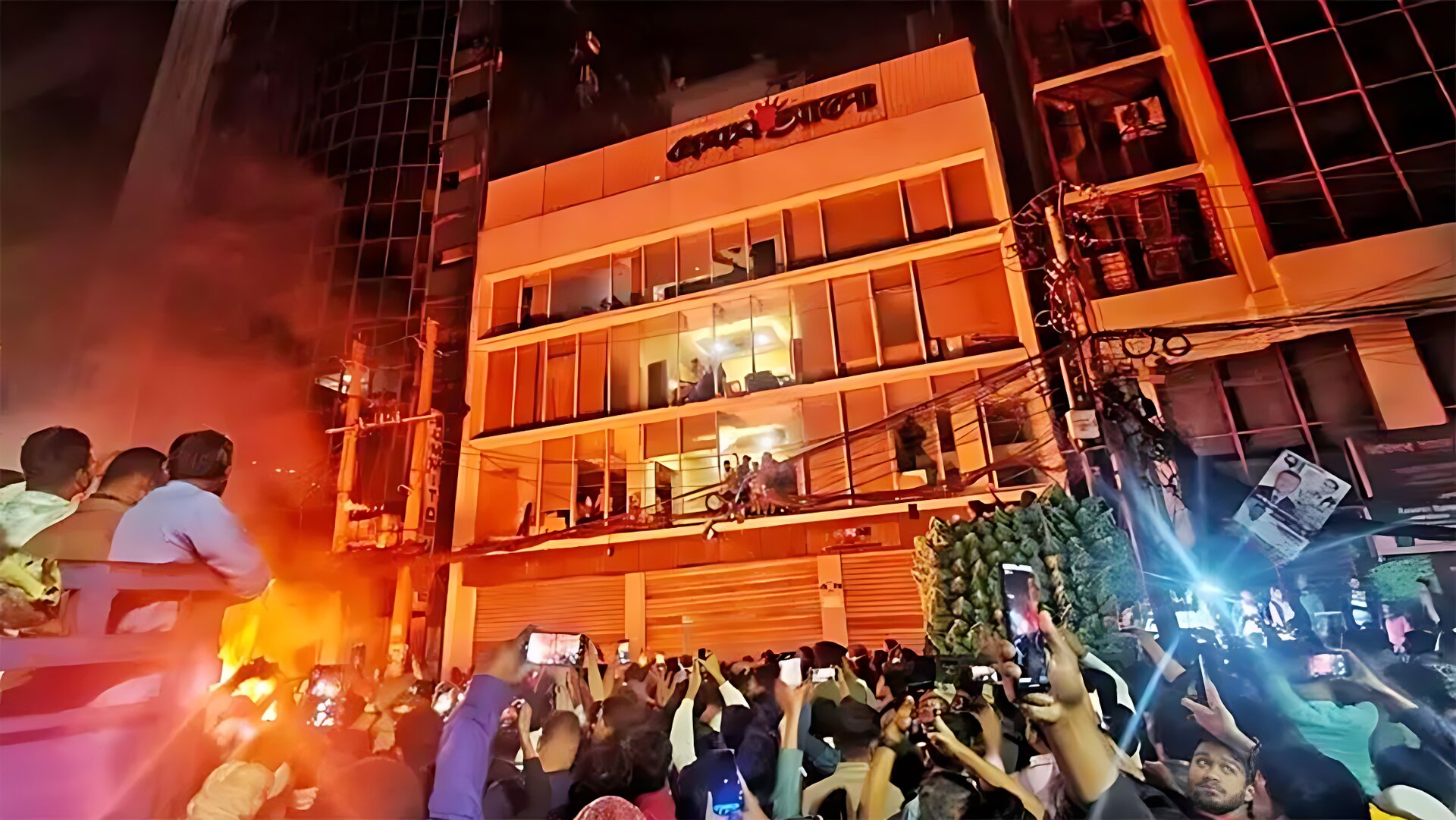 প্রথম আলো ও ডেইলি স্টারে অগ্নিসংযোগ, বন্ধ সব কার্যক্রমও