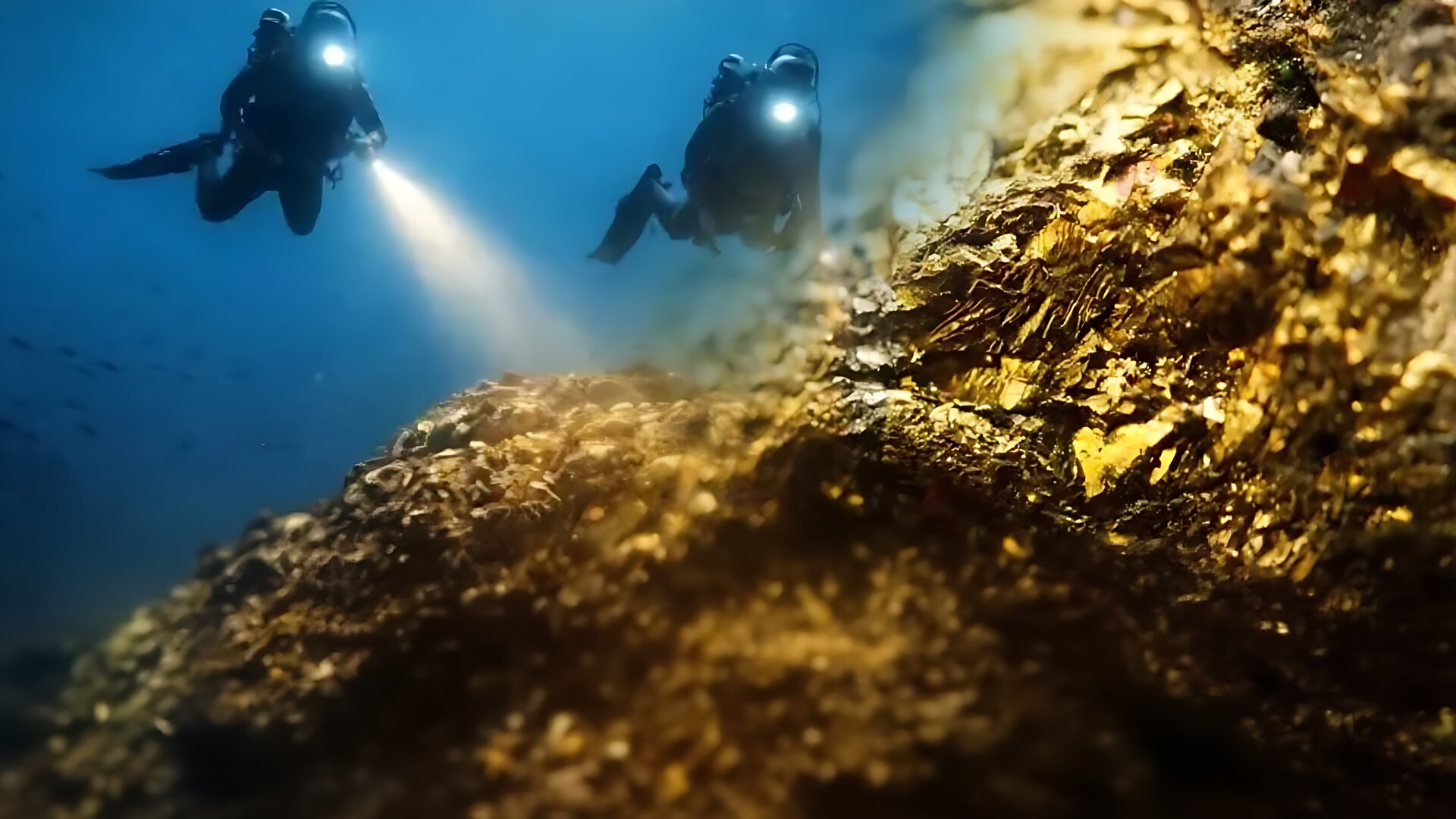 সমুদ্রের নীল জলরাশির নিচেই মিলল বিশাল স্বর্ণের পাহাড়