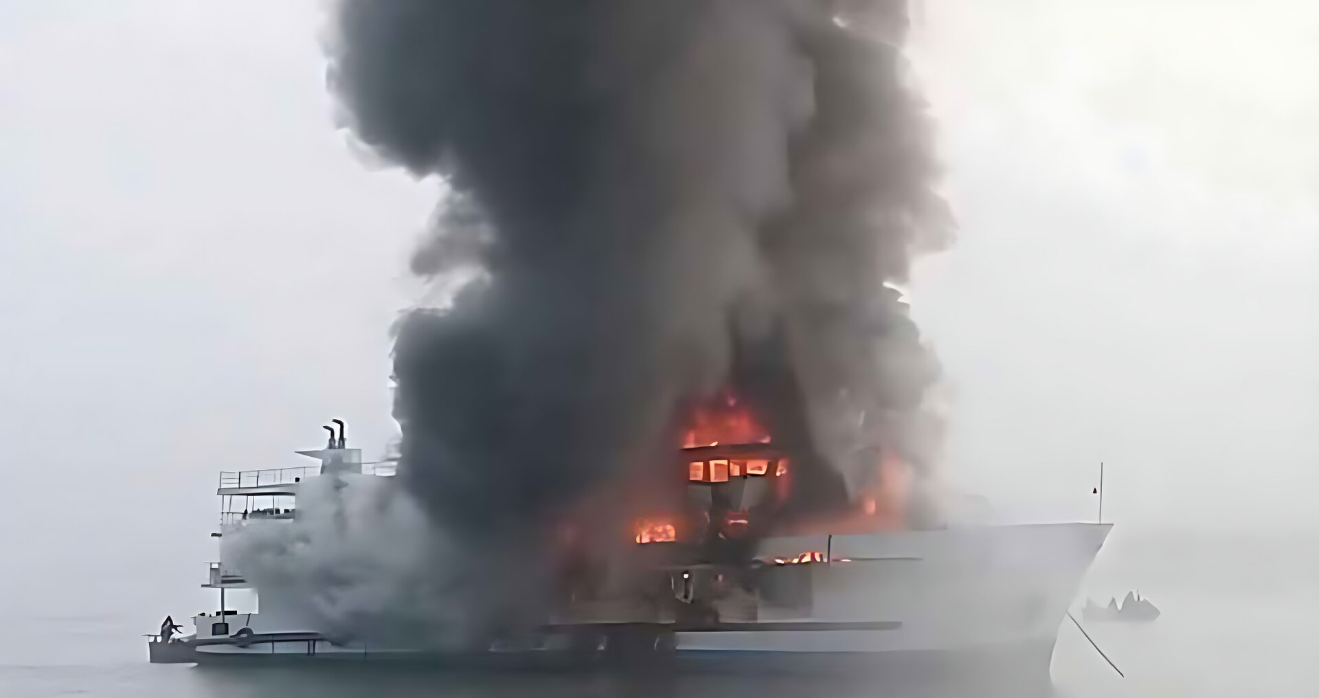 সেন্ট মার্টিনগামী জাহাজে ভয়াবহ অগ্নিকাণ্ড