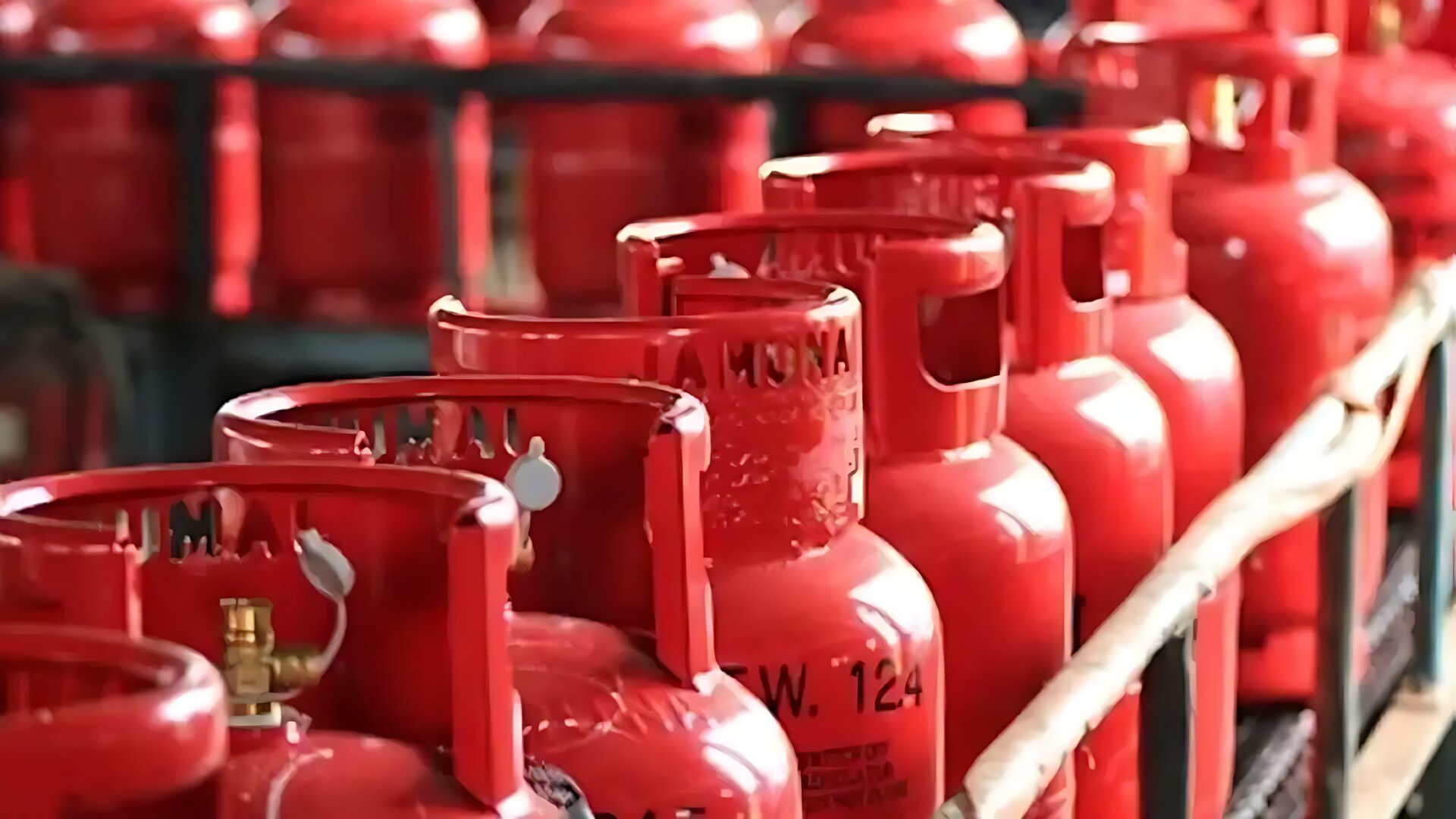 যে কারনে বন্ধ হল এলপিজি সিলিন্ডার বিক্রি