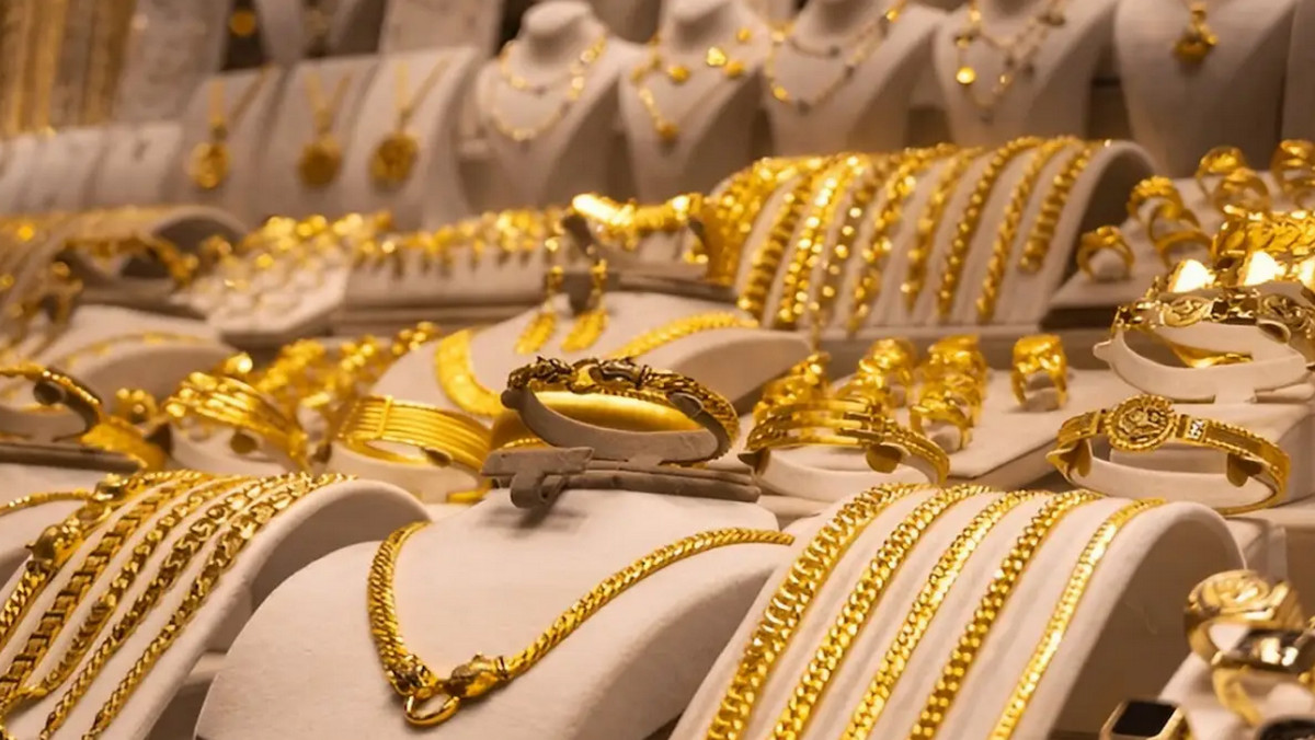 রেকর্ড ভেঙে সোনার দামে নতুন ইতিহাস