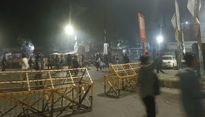 সন্ধ্যায় রণক্ষেত্রে পরিণত হয়েছে শাহবাগ