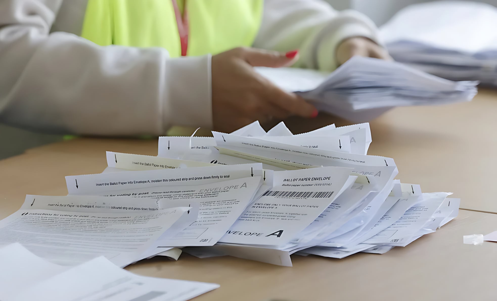 পোস্টাল ব্যালটের চমক: এগিয়ে থেকেও হার