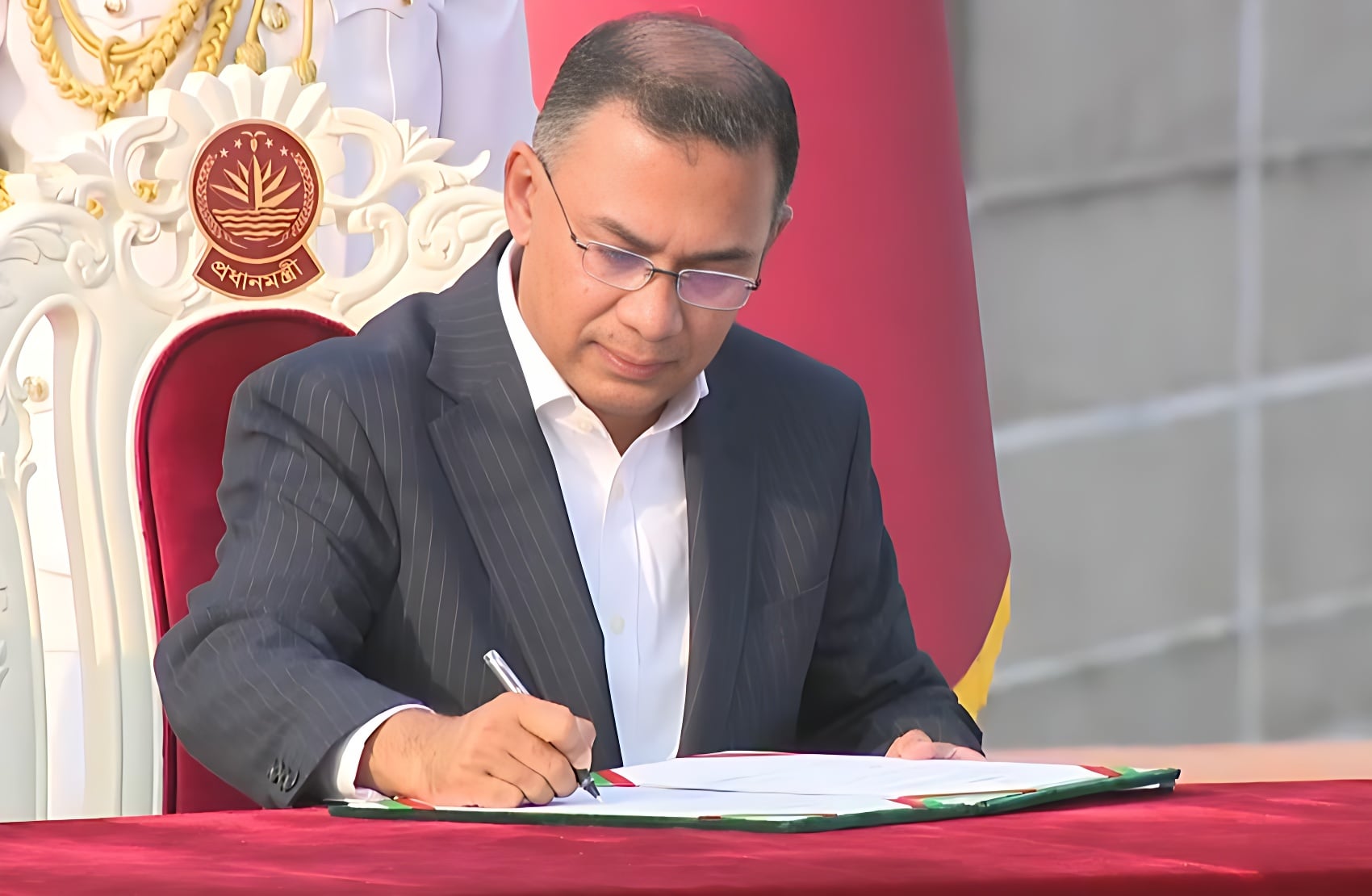 সরকারি চাকরিতে গতি আনতে প্রধানমন্ত্রীর কঠোর বার্তা
