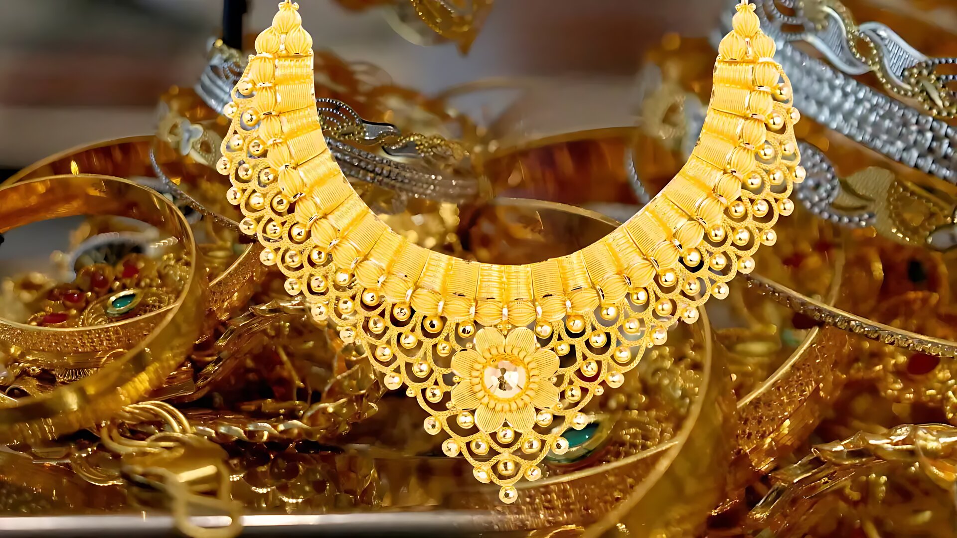 আজ ১৮, ২১, ২২ ক্যারেট এক ভরি স্বর্ণের দাম