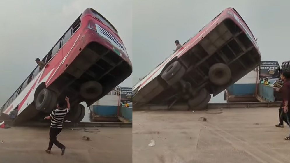 দৌলতদিয়ায় ফেরিতে ওঠার সময় বাস উল্টে পদ্মায়: বড় ধরনের হতাহতের আশঙ্কা