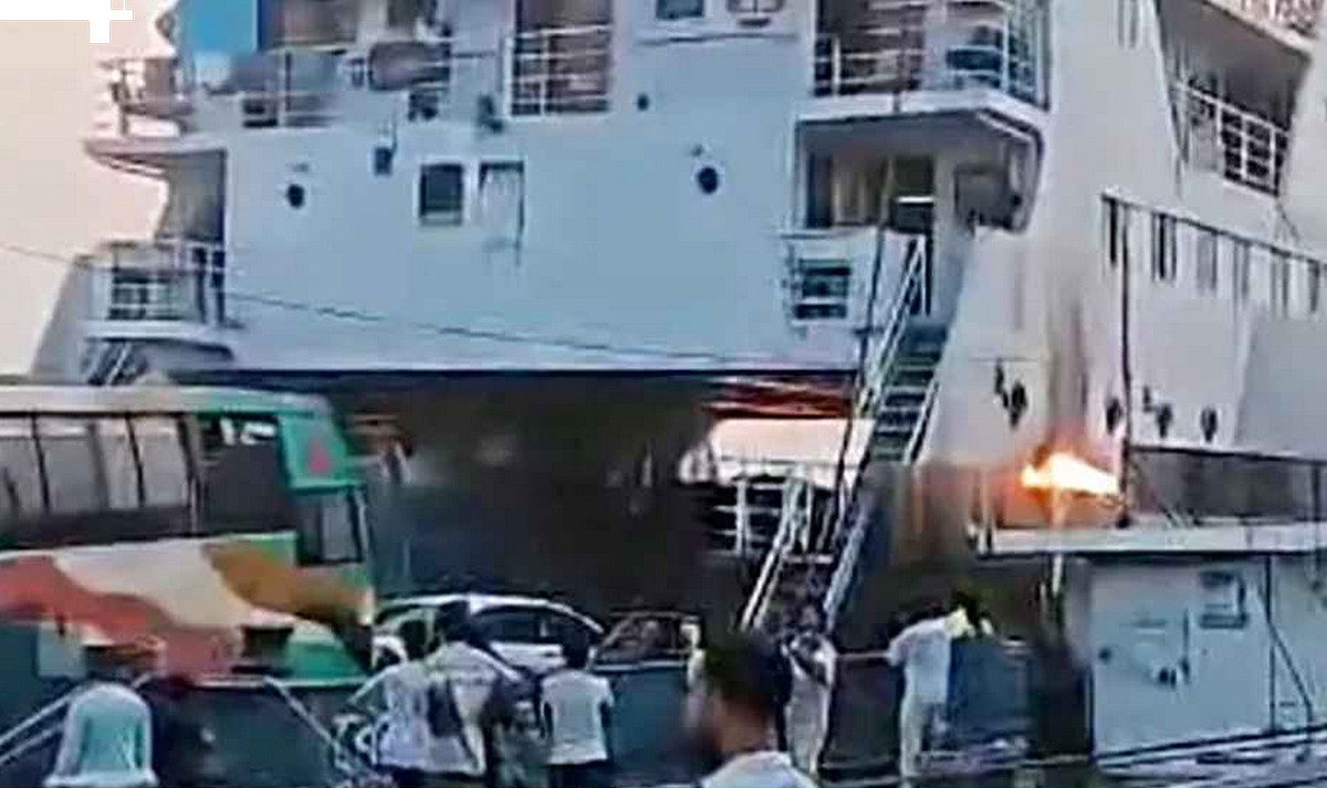 পাটুরিয়ায় মাঝনদীতে ফেরিতে আগুন