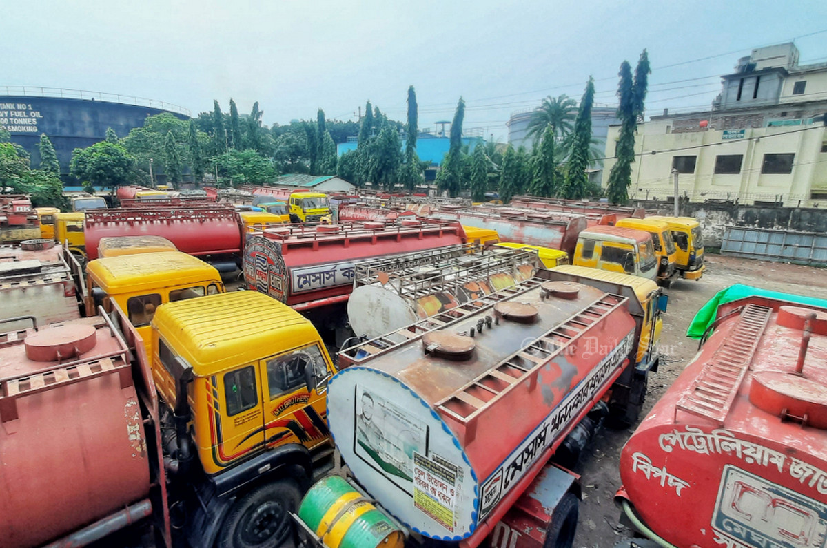 দেশের ৮ জেলায় অনির্দিষ্টকালের জ্বালানি তেল সরবরাহ বন্ধ