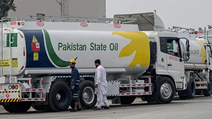 জ্বালানি সংকটে বিপর্যস্ত পাকিস্তান: এক রাতেই তেলের দাম বাড়ল দ্বিগুণ