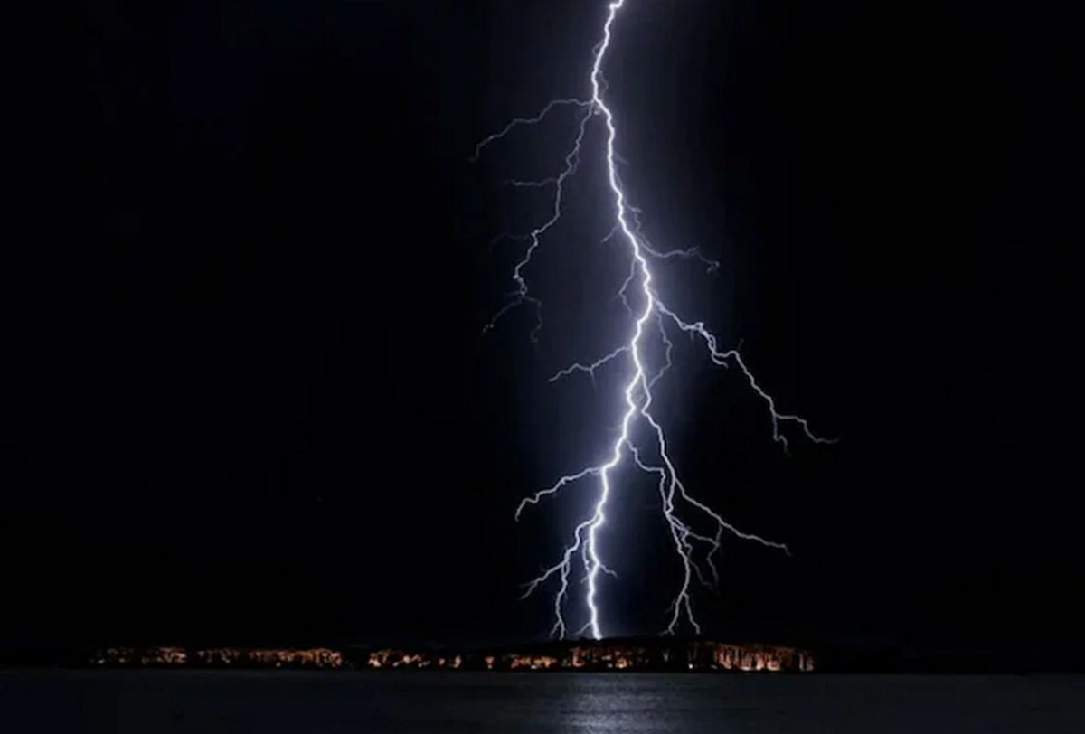 একদিনে বজ্রপাতে ঝরল ১২ প্রাণ