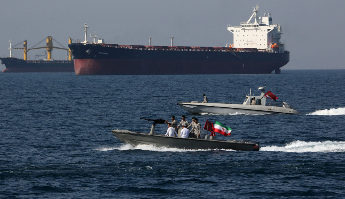 হরমুজ প্রণালিতে জাহাজের টোল আদায় শুরু: আয়ের তথ্য জানাল ইরান