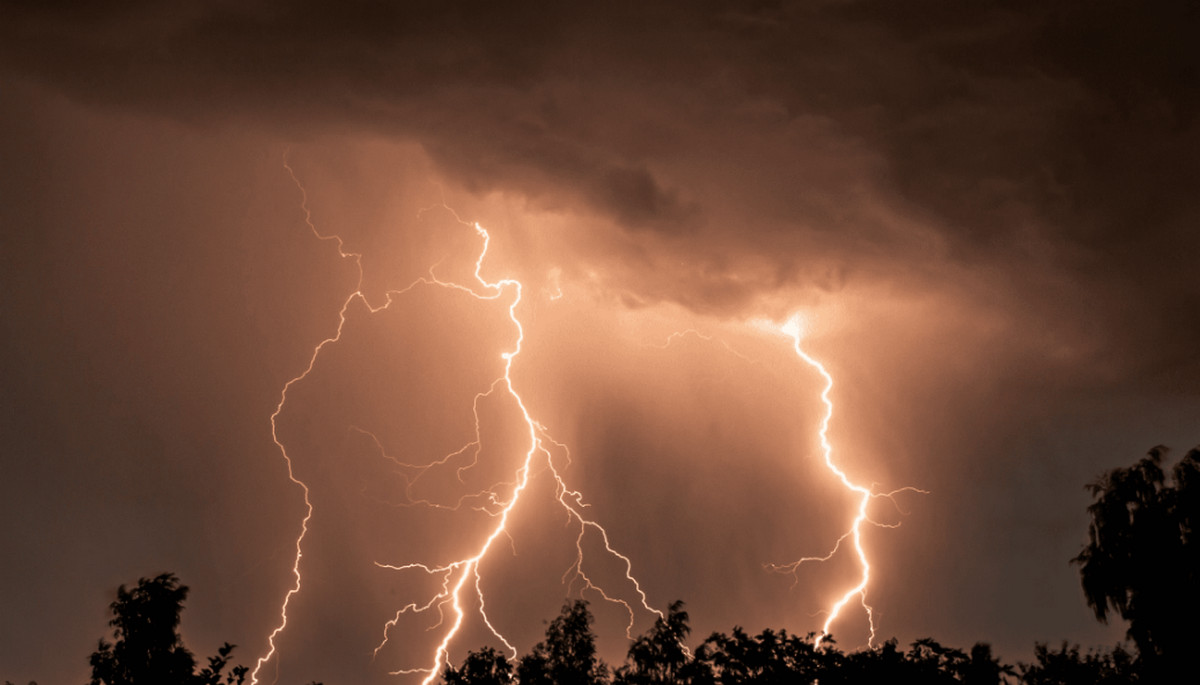 আবারও তীব্র বজ্রসহ ভারী বৃষ্টির সতর্কতা