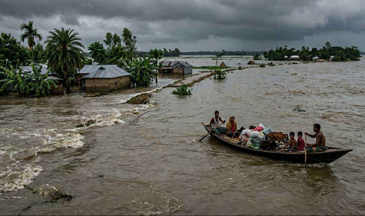 ভারী বৃষ্টিতে ৪ জেলায় বন্যার শঙ্কা
