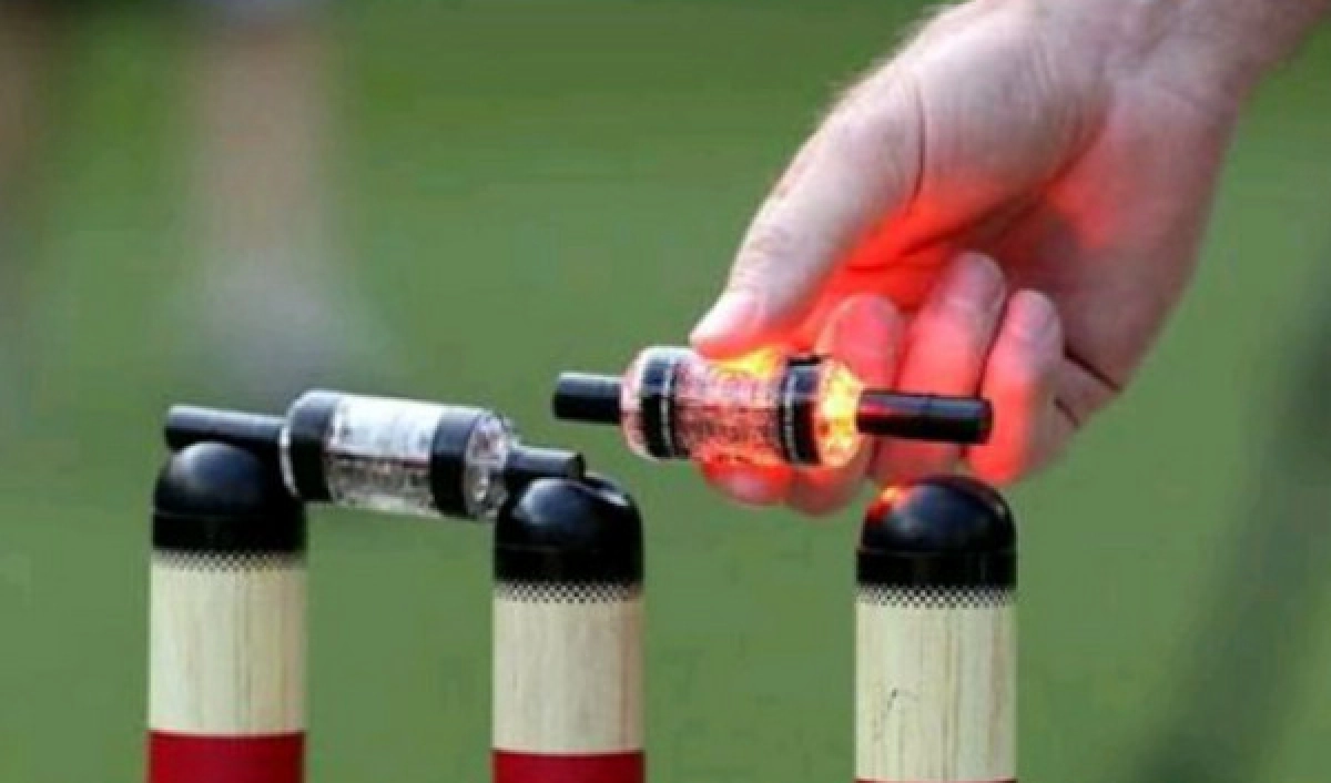 স্টাম্পের উপর থেকে বেলস সরিয়ে নেওয়ার দাবী