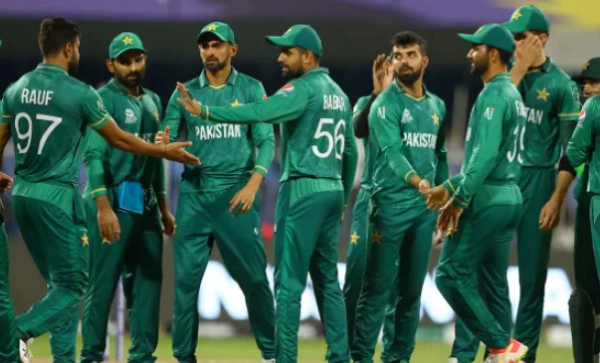 একাধিক চমক দিয়ে বিশ্বকাপের দল ঘোষণা করলো পাকিস্তান