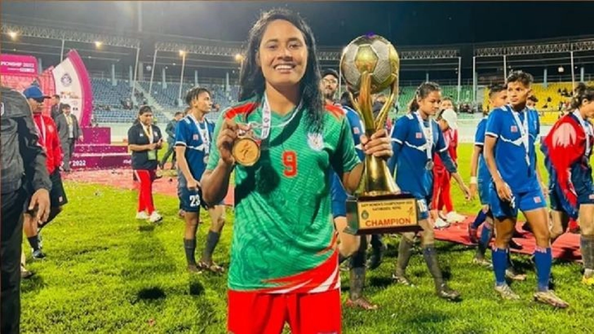 বিমানবন্দরে চোরের খপ্পরে নারী ফুটবলাররা