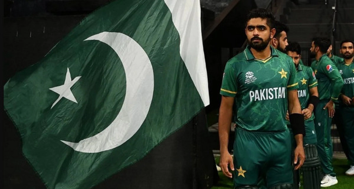 তোপের মুখে পাকিস্তানি অধিনায়ক বাবার আজম