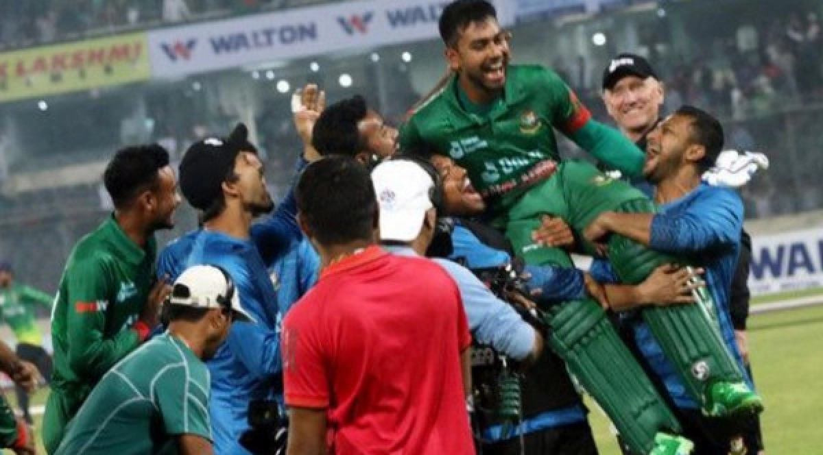 বিজয়োল্লাসে সাকিবের কাঁধে মিরাজ