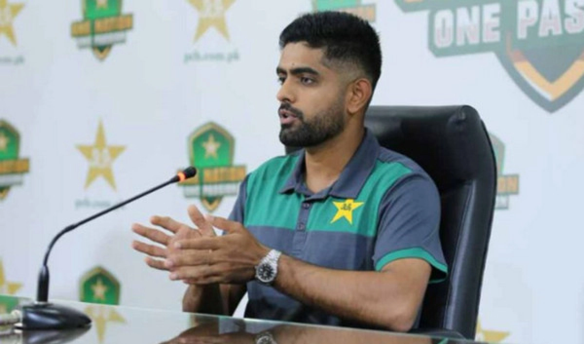 ঘরের মাঠে হোয়াইটওয়াশ হয়ে নেতৃত্ব নিয়ে বিপদে বাবর আজম