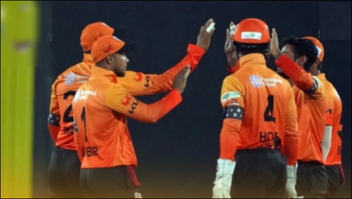 বরিশালকে হারিয়ে শেষ হাসি হাসল খুলনা
