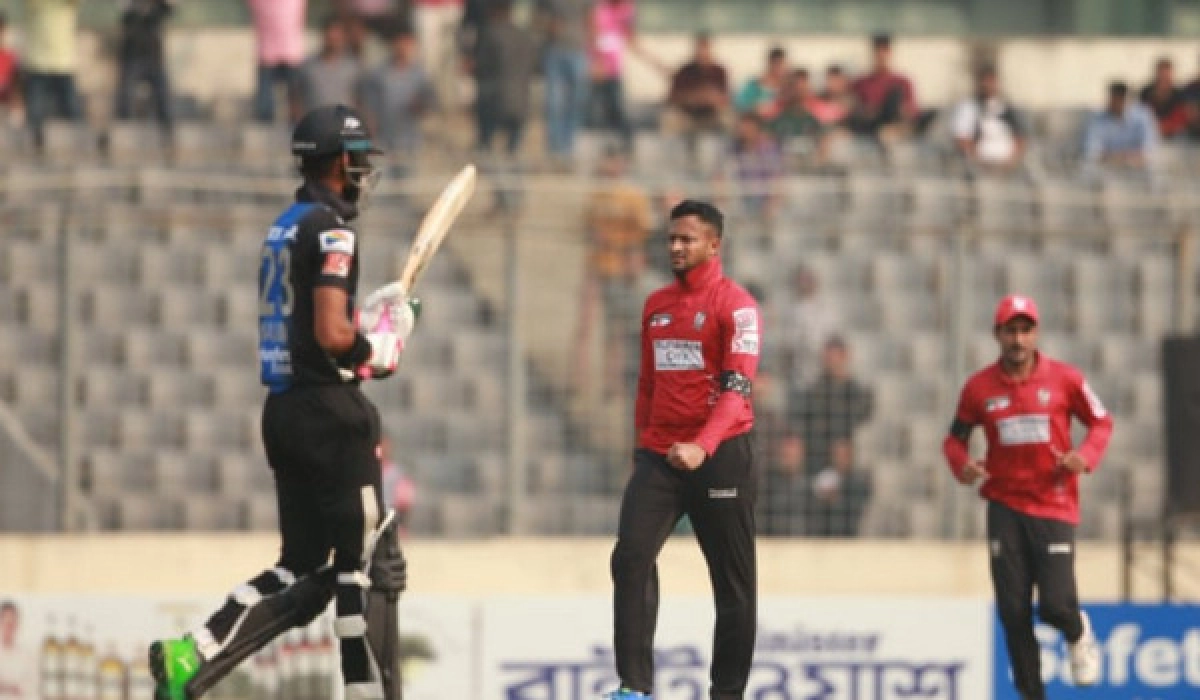 রংপুরের অধিনায়ক সোহানকে আউট করে বিদায় করলেন বরিশালের অধিনায়ক সাকিব