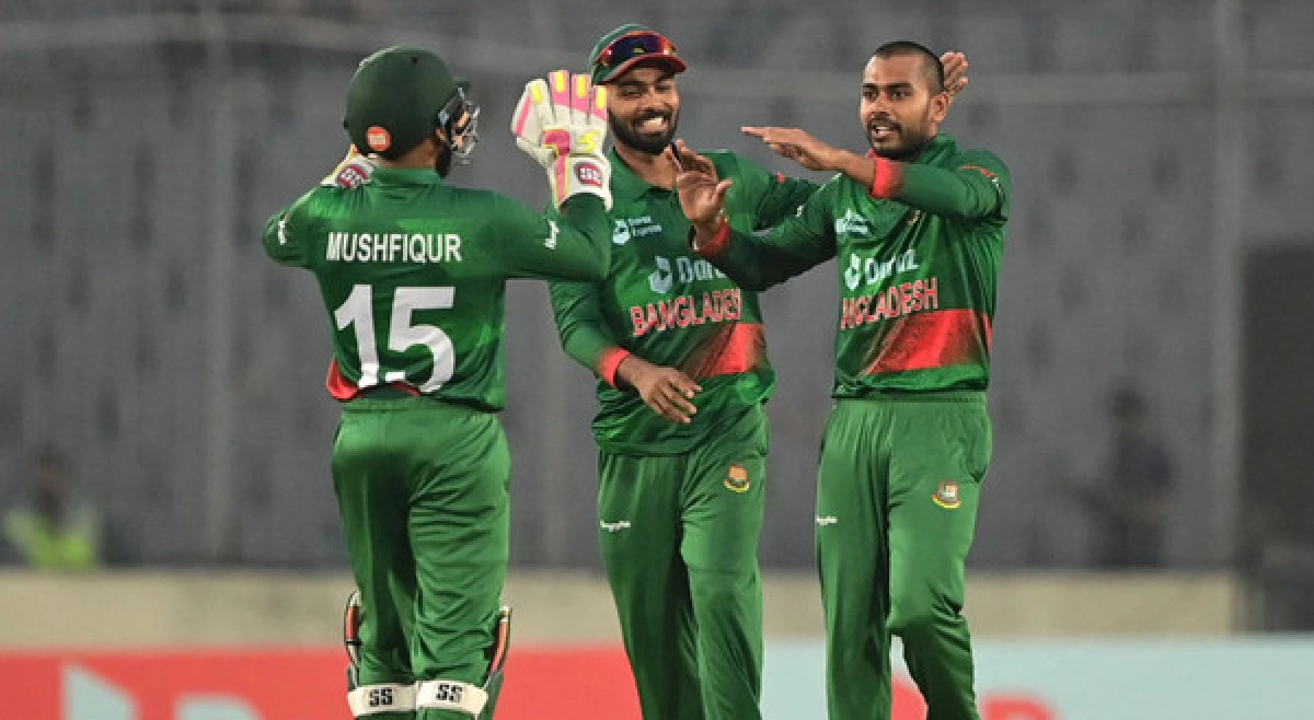 চাপের মুখে ইংল্যান্ড, দেখুন বাংলাদেশের সর্বশেষ স্কোর