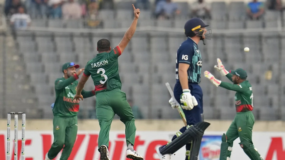 চার উইকেট হারিয়ে বিশাল চাপে ইংল্যান্ড, জানুন সর্বশেষ স্কোর