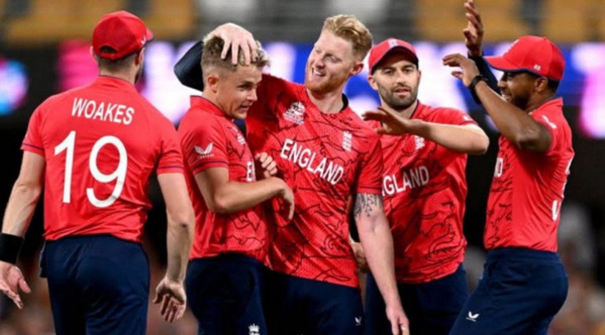 জানা গেল আসল খবরঃ যে আওরনে কম ব্যাটার খেলিয়েছে ইংল্যান্ড
