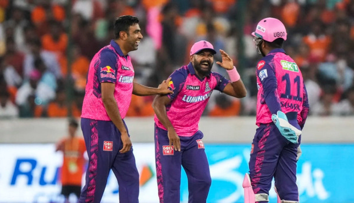 অশ্বিনের হাত থেকে ব্যাটারকে বাঁচালেন আম্পায়ার