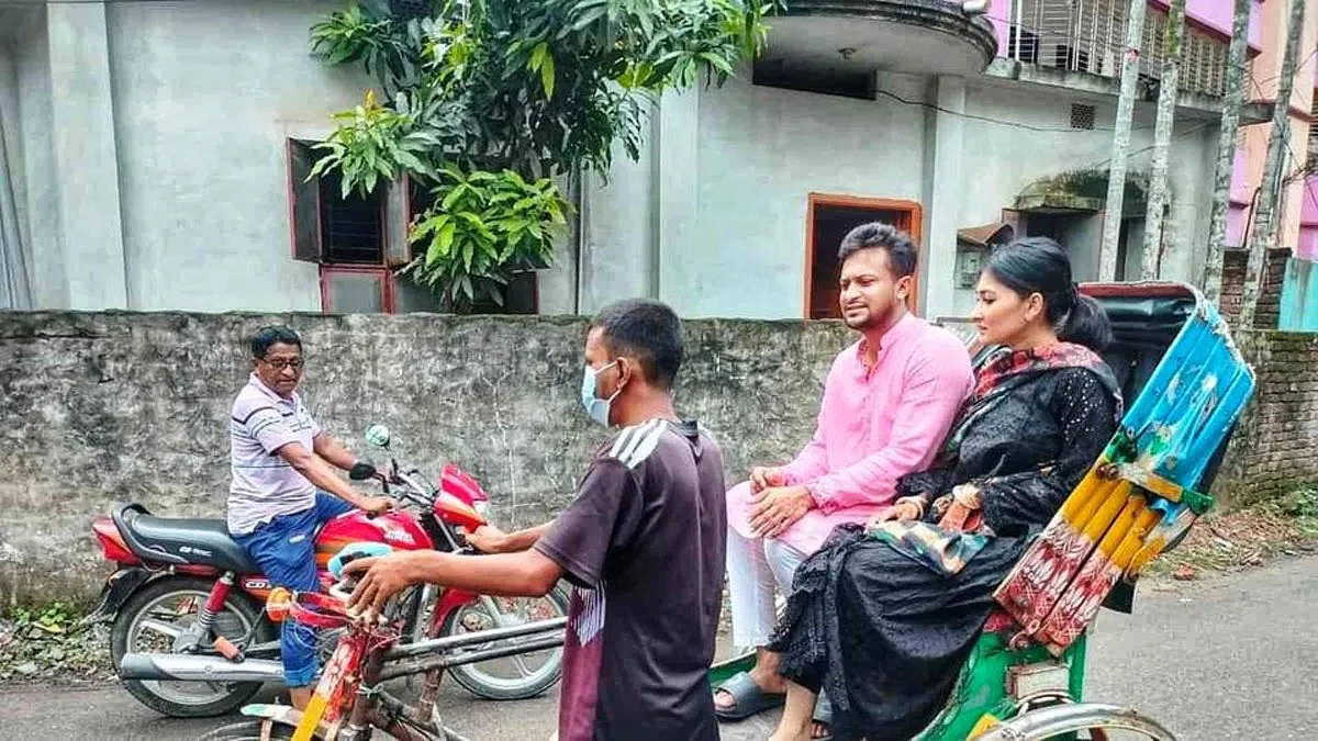 নিজ শহরে রিক্সা করে কোথায় যাচ্ছেন সাকিব-শিশির