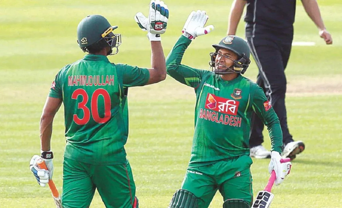 মাহমুদউল্লাহকে উদ্দেশ্য করে মুশফিকের স্ট্যাটাস