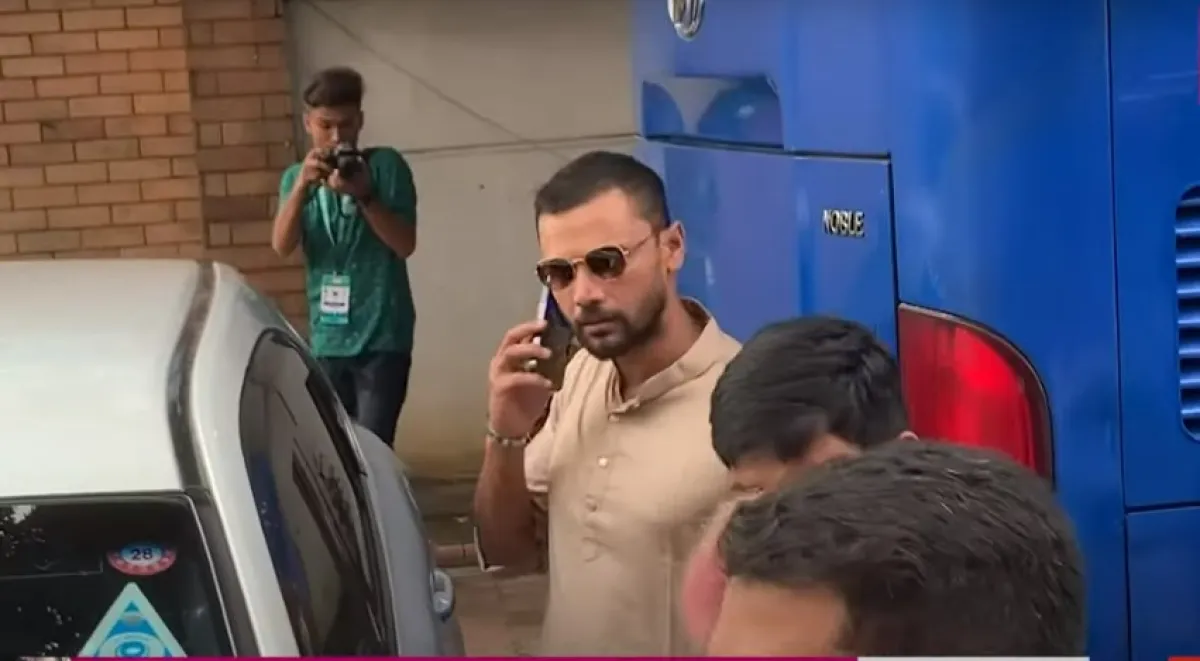 পাপনের সঙ্গে বৈঠক শেষে বিসিবি ছাড়লেন মাশরাফি