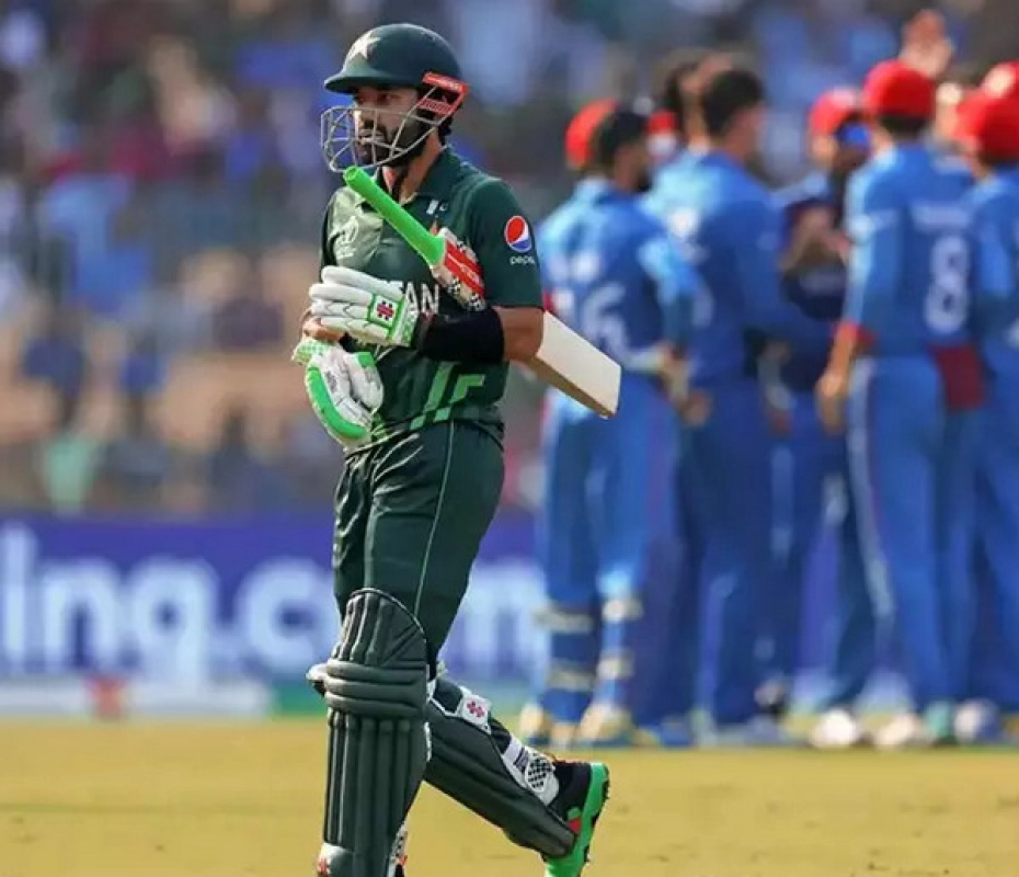 "৮ কেজি খাসি খেল, ফিটনেস কোথায়" বাবরদের বেনজির কটাক্ষ আক্রমের