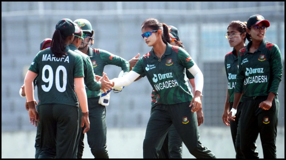 পাকিস্তানকে ঘরের মাঠে ঊড়িয়ে দিল বাঘিনীরা
