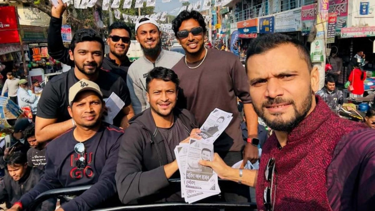 নিজের প্রচার বাদ দিয়ে এই কারণে সাকিবের প্রচারণায় মাশরাফি