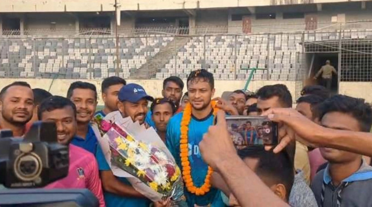 মাঠ-কর্মীদের কাছে ফুলের শুভেচ্ছা পেলেন সাকিব