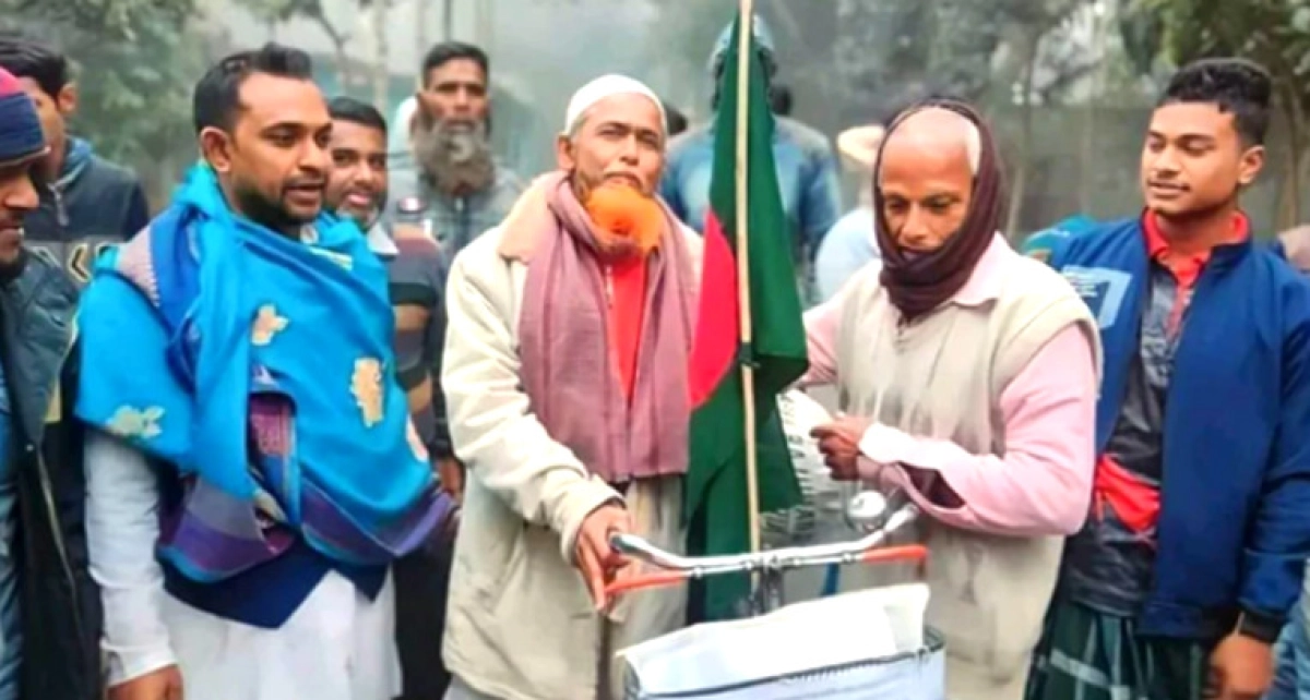 গাইবান্ধা থেকে সাইকেল চালিয়ে ৬৫ বছর বয়সে হজ করতে যাচ্ছেন আইয়ুব আলী