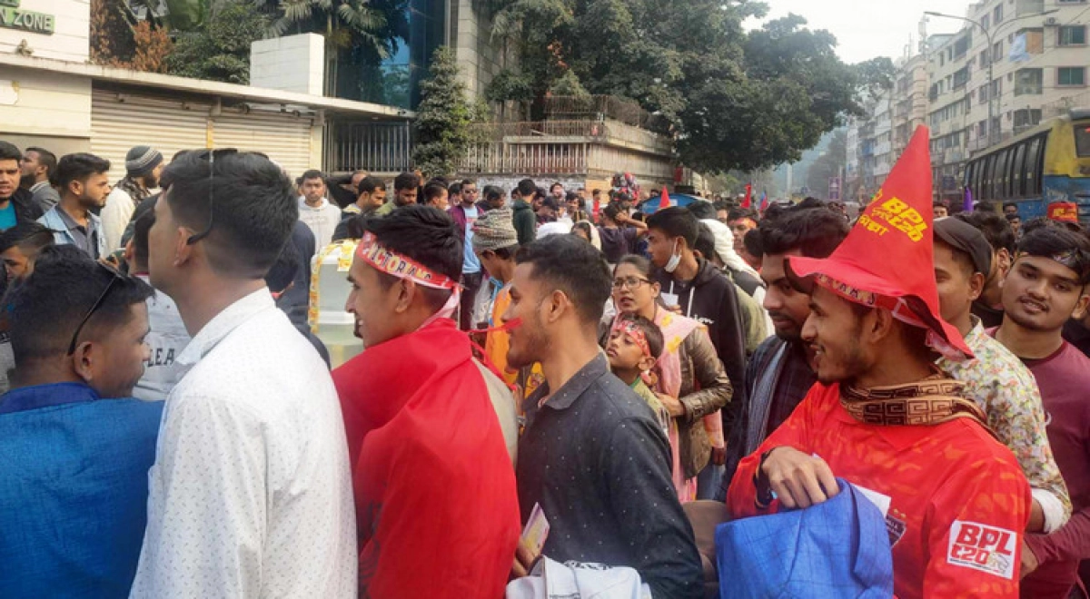 মাঠে বিপিএল শুরু, বাইরে দর্শকদের চাপ