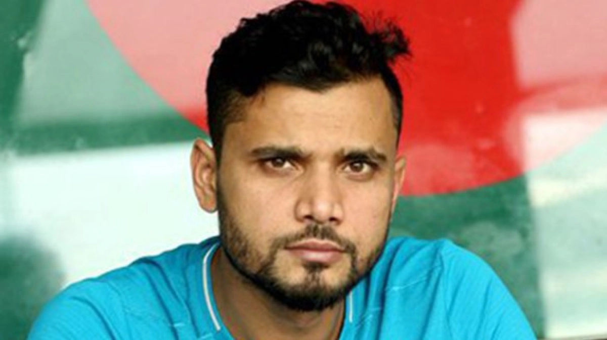 সাবেক গুরুকে দেখামাত্রই জড়িয়ে ধরেন মাশরাফি