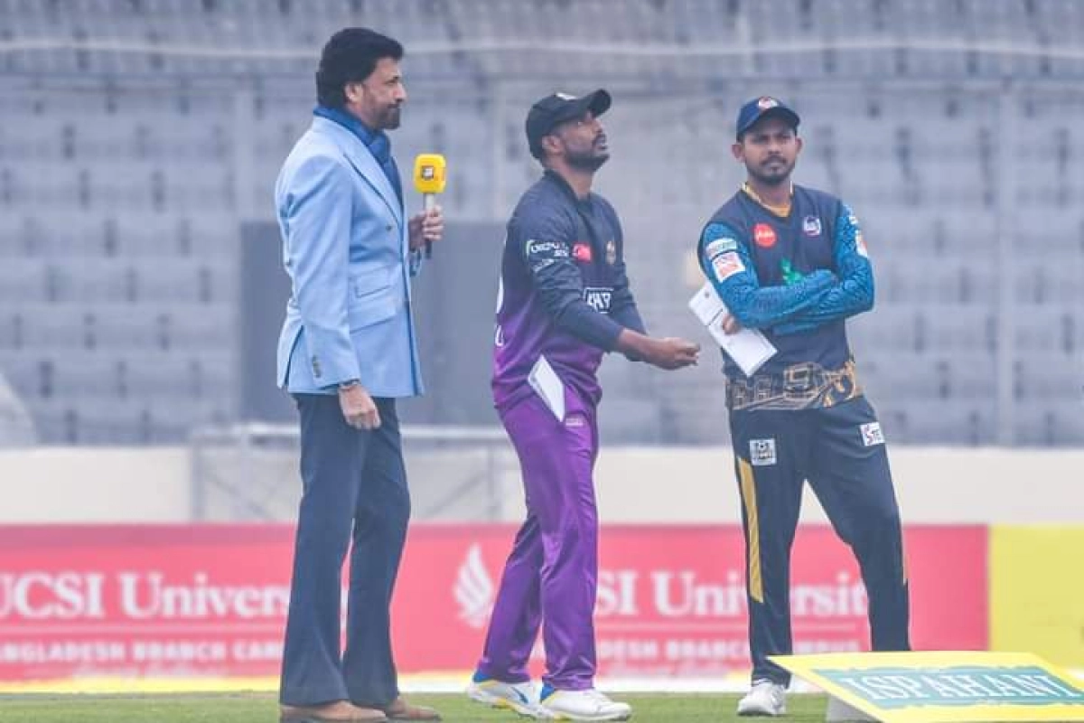 দিনের প্রথম ম্যাচে ফ্লাডলাইটের আলোতে শেষ হলো টস পর্ব, একাধিক চমক দুর্দান্ত ঢাকায় দেখেনিন একাদশ -