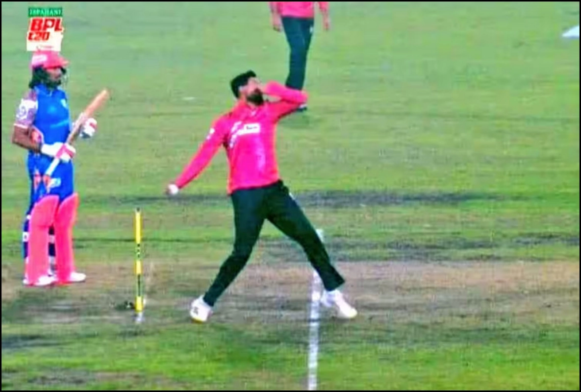৩ বিয়ের প্রভাবে এক ওভারে তিনটে নো-বল শোয়েবের!