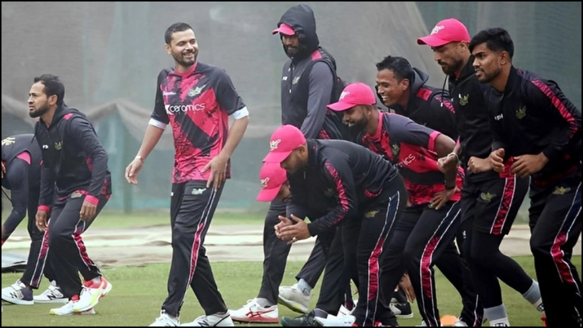 সংসদ ছেড়ে সিলেটের মাঠে হুইপ মাশরাফি