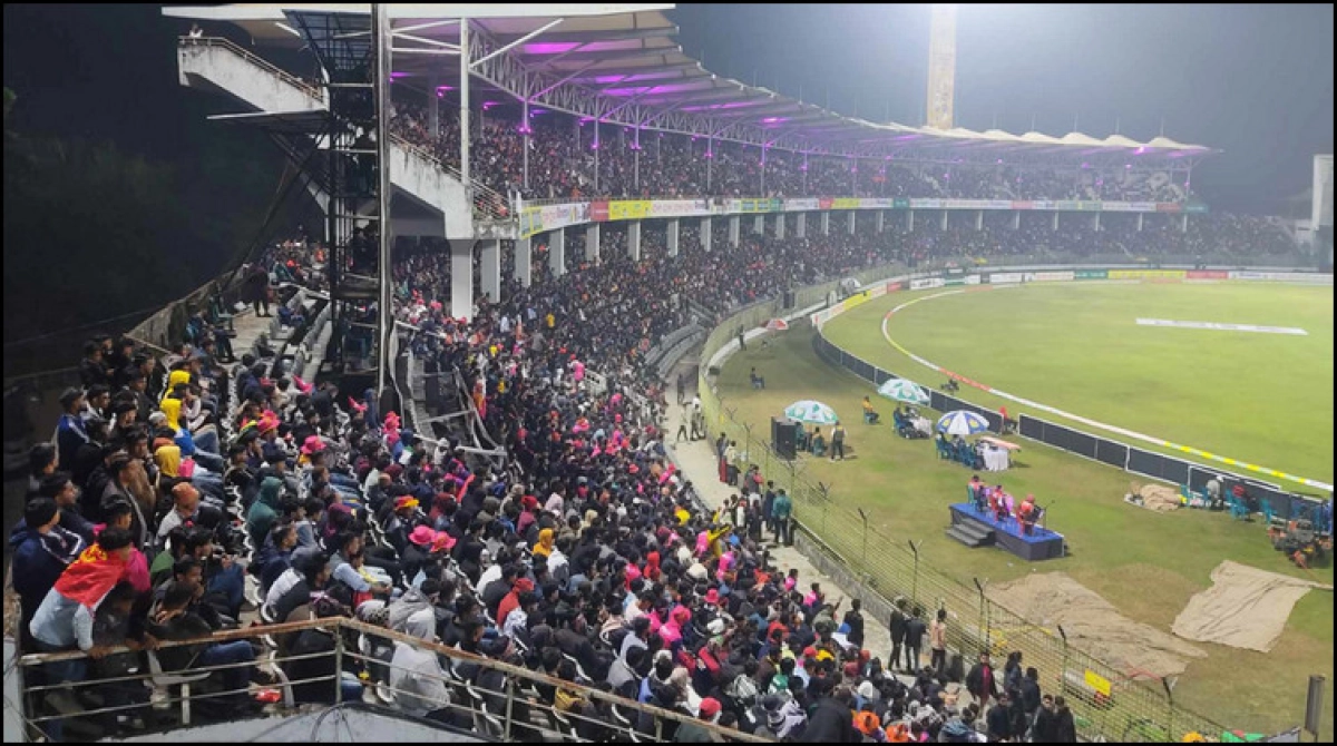 মাঠে বিদেশী তারা গ্যালারি মাতোয়ারা দর্শক