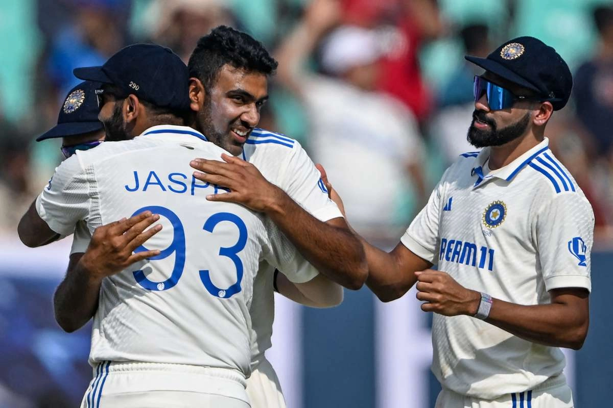 টেস্ট ম্যাচ চলাকালীন হঠাৎ সরে গেলেন ভারতের তারকা ক্রিকেটার!