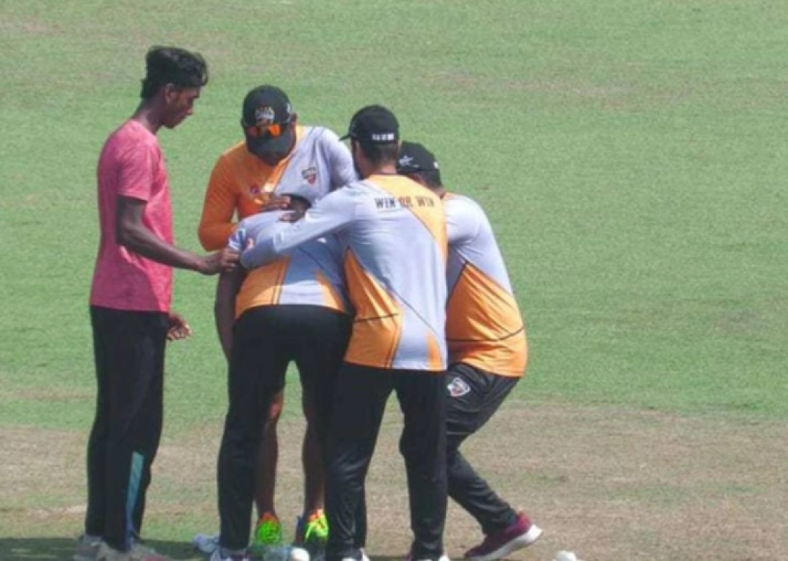 মাথা ফেটে রক্ত পড়ছে মুস্তাফিজের হাসপাতালে নেয়া হচ্ছে