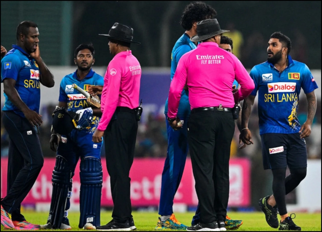 এবার আম্পায়ারকে অন্য চাকরি করতে বললেন হাসারাঙ্গা