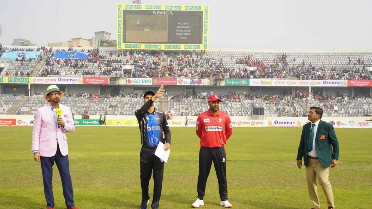ফাইনালে ওঠার লড়াইয়ে টসে জিতে ব্যাটিংয়ে যেদল!