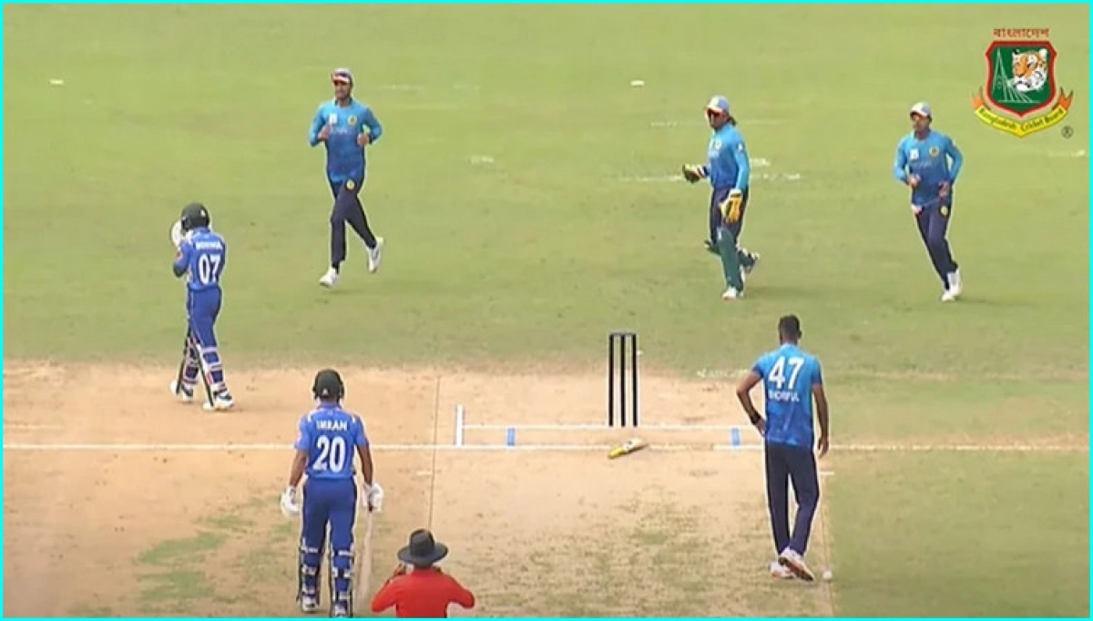 বলের আঘাতে মাঠ ছাড়লেন মুমিনুল